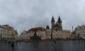 Rynek Starego Miasta w Pradze, z kościołem Marii Panny przed Tynem i pomnikiem Jana Husa. Nowe Miasto Praga tętni życiem, mimo deszczowej pogody.