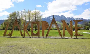 Napis "Zakopane" na tle gór. Gdzie jest Zakopane? Tutaj!