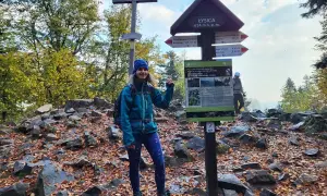 Kobieta na szczycie Łysicy (614 m n.p.m.) cieszy się piękną pogodą i widokami. Czas wejścia na szczyt był krótki, a droga przyjemna.