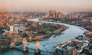 Widok na Tamizę i Tower Bridge podczas londyn wycieczka 5 dni. W oddali nowoczesne wieżowce Canary Wharf.