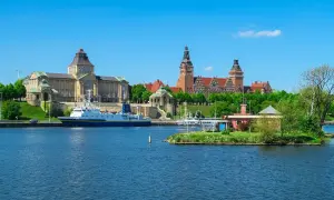 Widok na Odrę z imponującymi budynkami i statkiem. Odkryj atrakcje Szczecin i okolice!