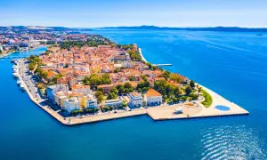 Zadar co zobaczyć: malownicza starówka na półwyspie, otoczona błękitnym morzem. Warto odwiedzić unikalne instalacje artystyczne i poczuć klimat miasta.