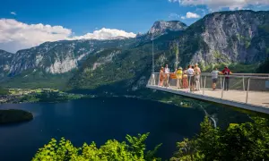 Hallstatt punkt widokowy oferuje zapierający dech w piersiach widok na jezioro i góry. Turyści podziwiają panoramę z platformy.