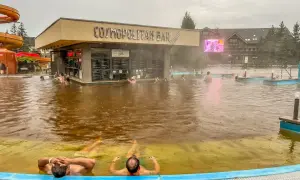 Relaks w termach na Słowacji. Ludzie kąpią się w ciepłej wodzie przy barze "Cosmopolitan".