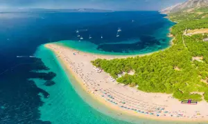 Zlatni Rat, jedna z najpiękniejszych plaż Europy, z turkusową wodą i sosnowym lasem.