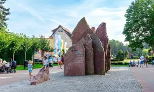 Kamienne rzeźby i dzieci bawiące się na placu to jedne z wielu atrakcji Władysławowa.
