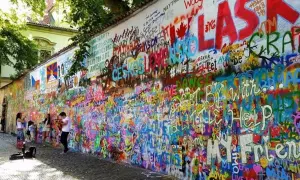 Kolorowa ściana Johna Lennona w Pradze, pokryta graffiti i cytatami, w tym "All You Need Is Love".