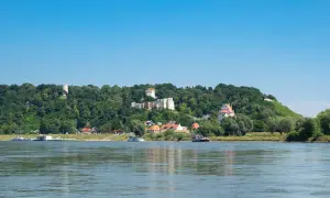 Widok na Wisłę i wzgórze z ruinami zamku, wieżą i kościołem. Kazimierz Dolny atrakcje zachwycają o każdej porze roku.
