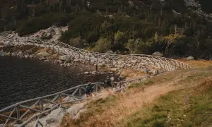 Spacerzycie drewnianą kładką nad Wielkim Stawem w Karkonoszach. Trasa widokowa zachwyca.