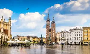Kraków Rynek atrakcje: Sukiennice, Kościół Mariacki i kolorowe kamienice tworzą malowniczy widok.