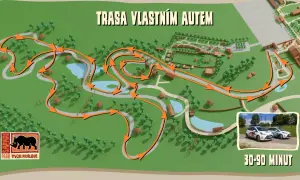 Mapa trasy własnym autem przez Safari Park Dvůr Králové. Pomarańczowe strzałki wskazują drogę przez tereny z drzewami, wodami i budynkami. Czas przejazdu: 30-90 minut.