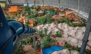 Wielki basen Tropical Island w Berlinie, z tropikalną wioską, zjeżdżalniami i namiotami na piasku.