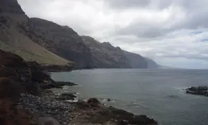Surowe klify Punta de Teno wznoszą się nad spokojnym oceanem.