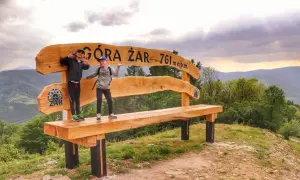 Dzieci pozują na ławce na szczycie Góry Żar (761 m n.p.m.), ciesząc się widokiem i trasą.