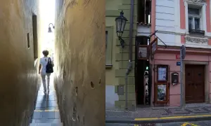Kobieta idzie schodami w dół najwęższej uliczki w Pradze, wąski korytarz między budynkami.