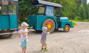 Dzieci czekają na przejazd kolejką w Dolinie Chochołowskiej. Ile się idzie do celu?