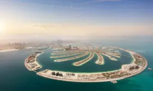 Palma Jumeirah, jeden z cudów architektury, to obowiązkowy punkt na liście "Dubaj co zobaczyć". Sztuczna wyspa w kształcie palmy oferuje luksusowe hotele i wille.