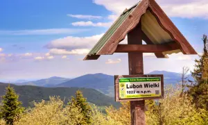Tablica informacyjna na szlaku Luboń Wielki (1022 m n.p.m.) w Beskidzie Wyspowym. Piękny widok na góry i niebo.