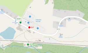 Mapa skalnego miasta Czechy: zaznaczone wejście, wyjście, parking i hotele.