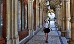 Wiedeń co zwiedzić? Spacer po arkadach, podziwiając architekturę i odbicia w oknach.