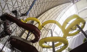 Wodne szaleństwo na tropical island zjeżdżalnie! Kręte, żółte i brązowe rury zapraszają do zabawy pod ogromnym, przeszklonym dachem.