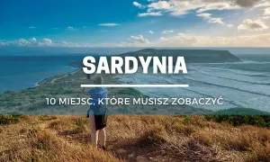 Sardynia: 10 miejsc, które musisz zobaczyć. Widok na wybrzeże z osobą fotografującą krajobraz.