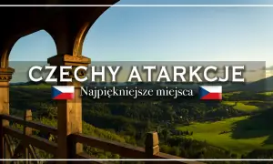 Widok na zielone wzgórza i lasy Czech, z drewnianą werandą na pierwszym planie. Tekst "Czechy Atrakcje" i "Najpiękniejsze miejsca" z flagą Czech.