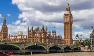 Wspaniały widok na Big Bena i Parlament, idealny na weekend w Londynie. Rzeka Tamiza i zielony most dodają uroku.