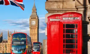 Ikona Londynu: Big Ben, czerwone budki telefoniczne i autobusy. Planujesz wyjazd? Sprawdź, ile pieniędzy na 3 dni w Londynie potrzebujesz.