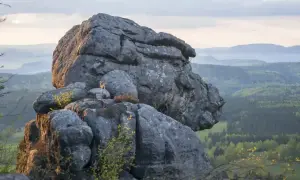 Gigantyczne formacje skalne, przypominające karłów, wznoszą się nad zieloną doliną. Błędne skały tworzą niezwykły krajobraz.