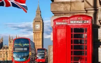 Ikona Londynu: Big Ben, czerwone budki telefoniczne i autobusy. Planujesz wyjazd? Sprawdź, ile pieniędzy na 3 dni w Londynie potrzebujesz.