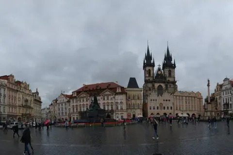 Rynek Starego Miasta w Pradze, z kościołem Marii Panny przed Tynem i pomnikiem Jana Husa. Nowe Miasto Praga tętni życiem, mimo deszczowej pogody.