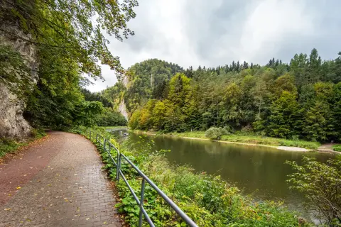 Ścieżka nad Dunajcem w drodze do Czerwonego Klasztoru w Szczawnicy. Malowniczy krajobraz Pienin.