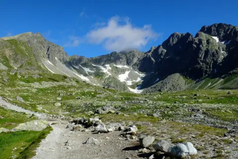 Słowackie Tatry oferują malownicze tatry słowackie szlaki dla średnio zaawansowanych, prowadzące przez kamieniste doliny i skaliste zbocza.