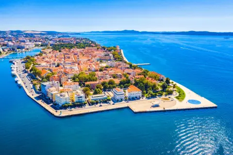 Zadar co zobaczyć: malownicza starówka na półwyspie, otoczona błękitnym morzem. Warto odwiedzić unikalne instalacje artystyczne i poczuć klimat miasta.