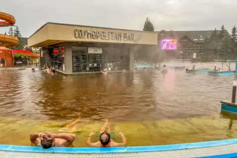 Relaks w termach na Słowacji. Ludzie kąpią się w ciepłej wodzie przy barze "Cosmopolitan".