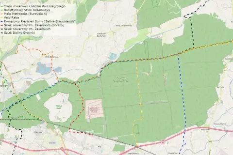 Mapa Puszczy Niepołomickiej z zaznaczonymi trasami rowerowymi, w tym Bursztynowym Szlakiem Greenways.