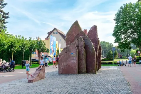 Kamienne rzeźby i dzieci bawiące się na placu to jedne z wielu atrakcji Władysławowa.