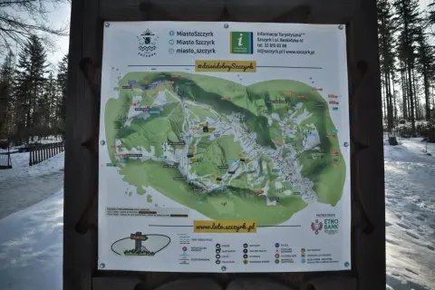 Mapa Szczyrku z zaznaczonymi trasami, w tym najładniejszy szlak na Skrzyczne. Widok na zimowy krajobraz.