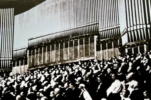 Tłum ludzi podziwia imponujące organy, jedne z największych organów w Europie, w sali koncertowej.