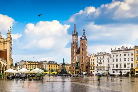 Kraków Rynek atrakcje: Sukiennice, Kościół Mariacki i kolorowe kamienice tworzą malowniczy widok.