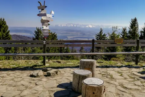 Widok z Turbacza na Tatry. Znak szlaków turystycznych wskazuje drogę do Nowego Targu.