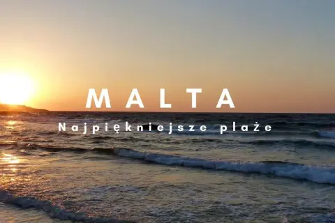 Zachód słońca nad maltańskimi plażami piaszczystymi. Fale delikatnie rozbijają się o brzeg, tworząc malowniczy widok.