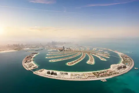 Palma Jumeirah, jeden z cudów architektury, to obowiązkowy punkt na liście "Dubaj co zobaczyć". Sztuczna wyspa w kształcie palmy oferuje luksusowe hotele i wille.