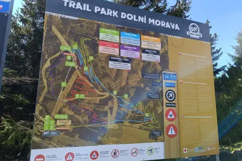 Mapa Trail Park Dolní Morava zřetelně ukazuje trasy pro cyklisty, od lehkých po expert.