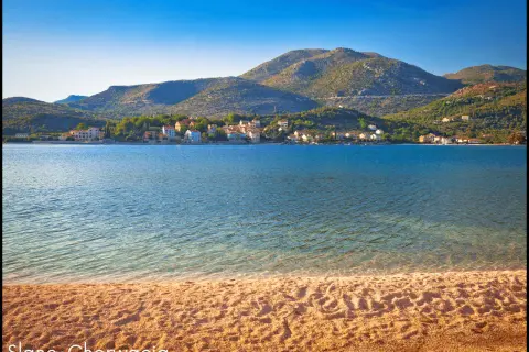 Słano, Chorwacja. Ustronne miejsce inaczej – spokojna zatoka, piaszczysta plaża i malownicze domki w oddali.