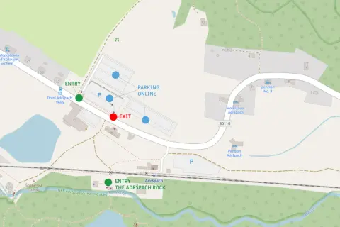 Mapa skalnego miasta Czechy: zaznaczone wejście, wyjście, parking i hotele.