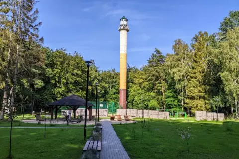 Wysoka wieża widokowa Orzechowo, otoczona zielenią, zaprasza do podziwiania krajobrazu.