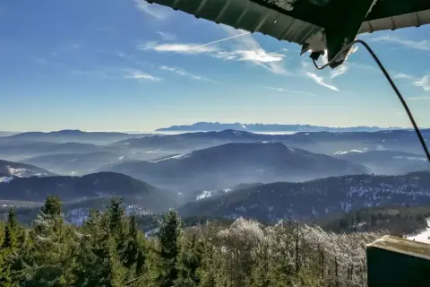 Widok z wieży widokowej na Beskid Wyspowy. Mgły w dolinach, ośnieżone szczyty i lasy tworzą najładniejszy szlak na Mogielicę.