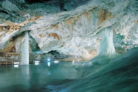 Lodowe cuda w jaskiniach Słowacja przy granicy. Stalaktyty i stalagmity lodowe w podziemnym świecie.
